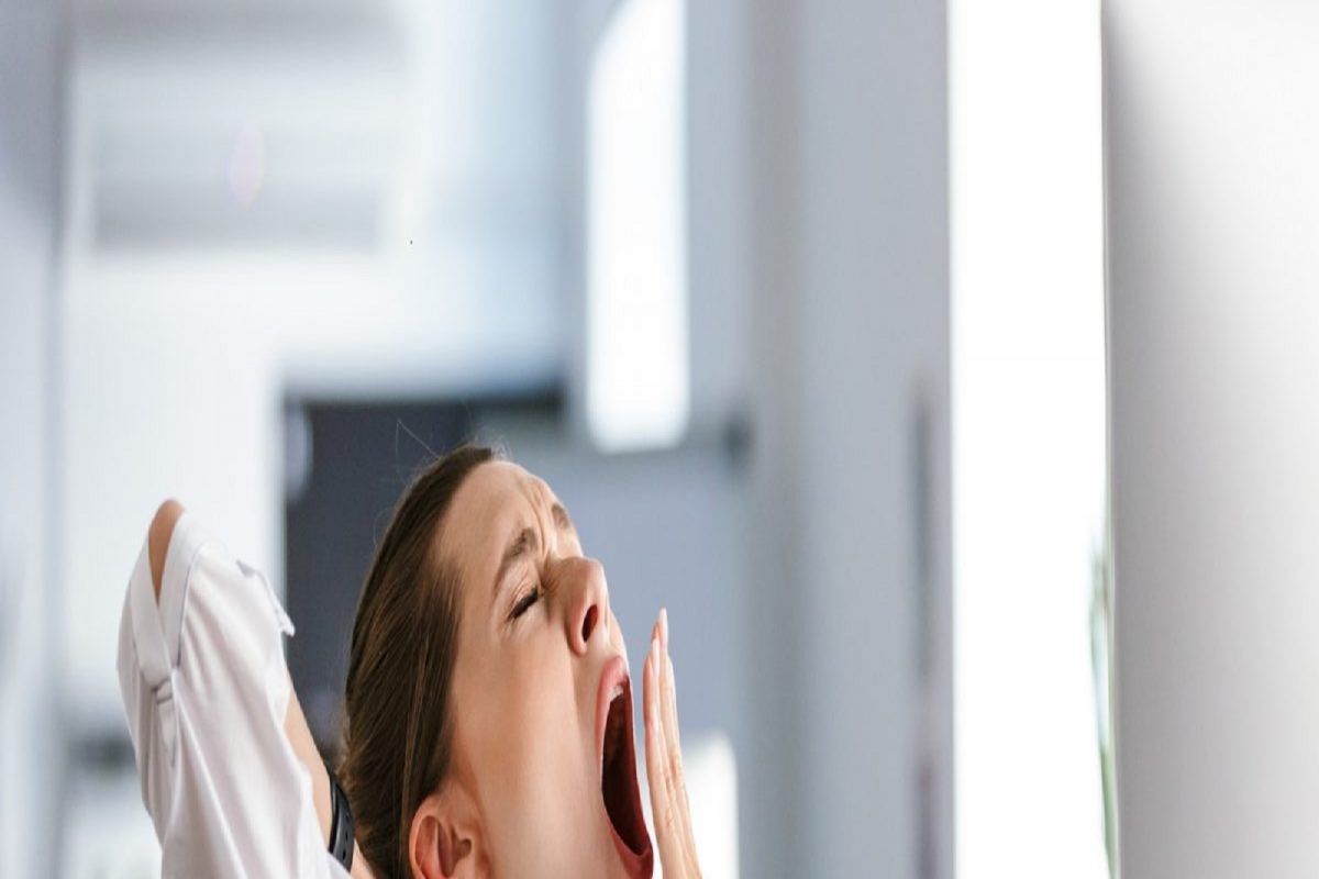 एखाद्याला जांभई देताना पाहून आपल्यालाही का येते जांभई? काय आहे यामागचं कारण?