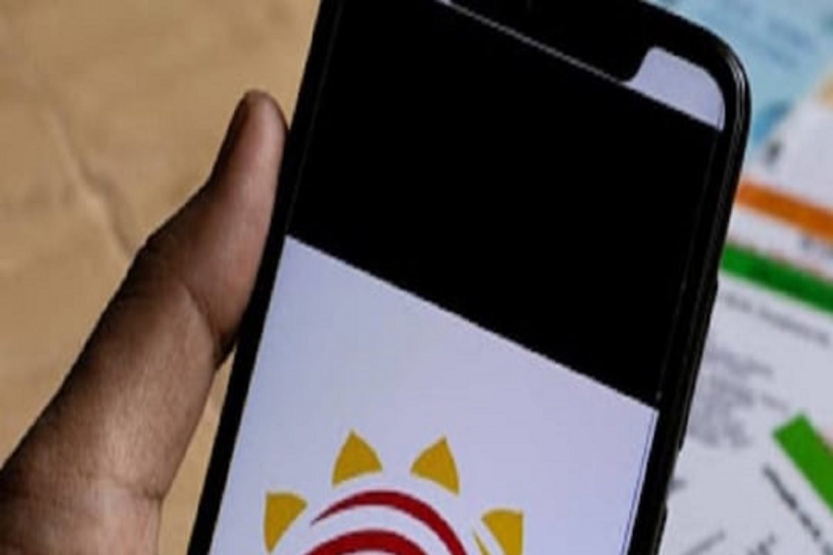 Aadhaar Card च्या कोणत्या सर्विसेजसाठी द्यावा लागतो चार्ज, तर कोणत्या सेवा आहेत मोफत; इथे तपासा
