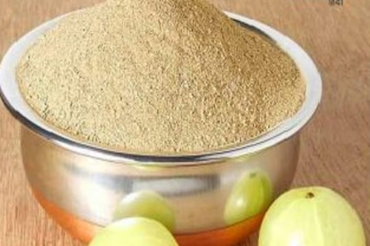आवळ्यामध्ये हे गुणधर्म आहेत - 
झी न्यूजने दिलेल्या बातमीनुसार, आवळा हा व्हिटॅमिन सीचा उत्तम स्रोत मानला जातो. याशिवाय आवळ्यामध्ये व्हिटॅमिन ए, बी कॉम्प्लेक्स, पोटॅशियम, कॅल्शियम, मॅग्नेशियम, लोह, कार्बोहायड्रेट, अँटी-ऑक्सिडंट्स आणि फायबरचे गुणधर्म आढळतात. 
