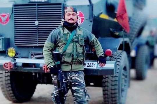 नुकताच दिवाळी सणात अमोल पाटील हे गावी आले होते आणि जाताना सोबत आई व पत्नी आणि आपल्या नऊ महिन्यांची चिमुकलीला घेऊन गेले होते. 