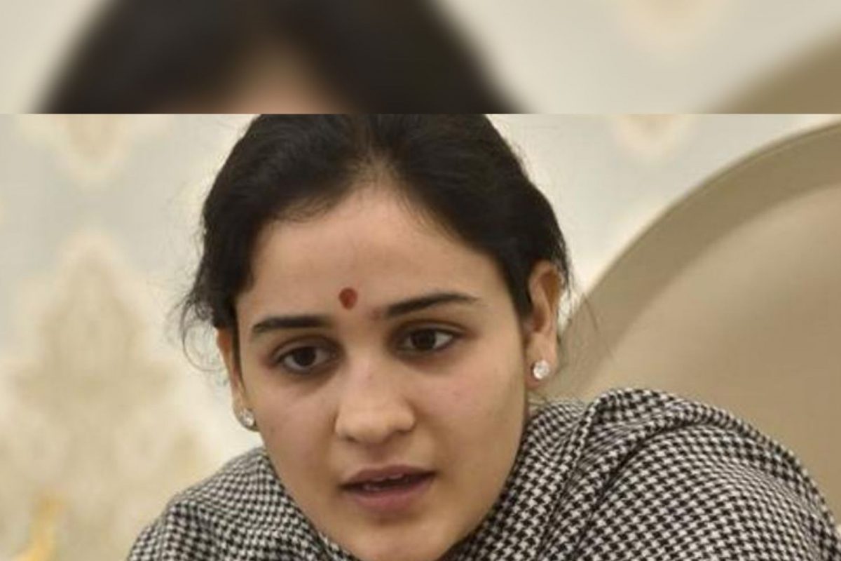 निवडणुकीआधी मोठा धक्का, मुलायम सिंह यादवांच्या सुनेनं घेतला सपाशी काडीमोड, भाजपात प्रवेश