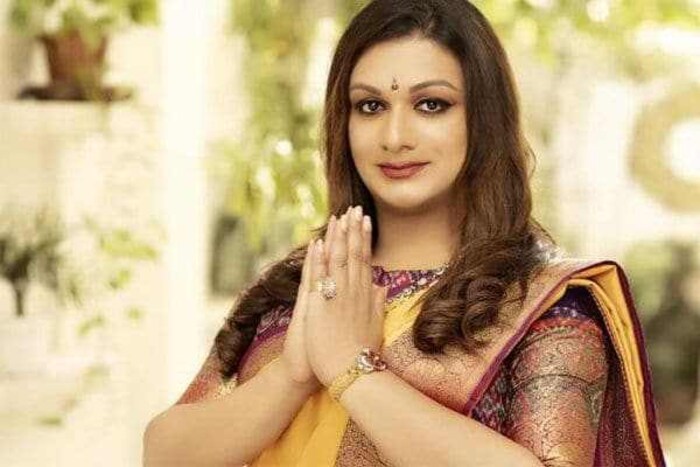 लंडनमध्ये चांगली नोकरी सोडून त्यांनी तामिळनाडूच्या राजकारणात पाऊल ठेवलं. 2016 मध्ये त्यांनी पहिल्यांदा भाजपमध्ये प्रवेश केला. त्यानंतर जयललिता यांनी त्यांना त्यांच्या पक्ष AIADMK मध्ये आणले. त्यांना पक्षाचे प्रवक्ते करण्यात आले. त्यानंतर जानेवारी 2018 मध्ये त्यांनी काँग्रेसमध्ये प्रवेश केला. काँग्रेसने त्यांना पहिले ट्रान्सजेंडर सरचिटणीसपदी बसवले. मात्र, त्यांचा काँग्रेसमधील प्रवास केवळ दोन वर्षांचा होता.
