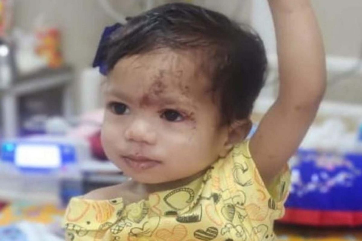 धन्यवाद (Thank You) म्हणायला शिकवा -
कोणी काही दिलं किंवा मदत केली तर धन्यवाद किंवा थँक यू म्हणायला मुलांना शिकवा. समोरची व्यक्ती वय आणि स्टेटसमध्ये तुमच्यापेक्षा कमी-जास्त असली तरीही आभार मानणं आवश्यक असल्याचं त्यांना सांगा.