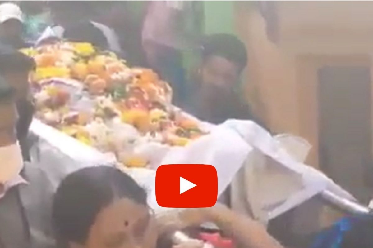 VIDEO: ऐन तारुण्यात मुलगा देवाघरी गेला; लेकींनीच वृद्ध पित्याला दिला खांदा, करूण कहाणी वाचून पाणवतील डोळे