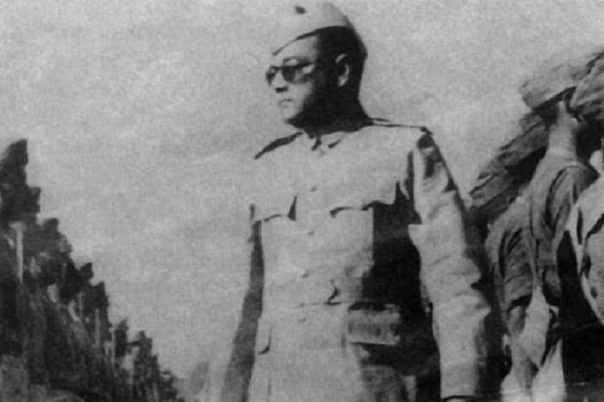 नेताजी सुभाषचंद्र बोस (Netaji Subhash Chandra Bose) यांची एक बाजू राजकारण आणि स्वातंत्र्यलढ्याची असेल तर दुसरी बाजू अध्यात्म होती. ते रोज योगा करत असे. त्यांच्या जीवनावर पौगंडावस्थेपासून आध्यात्मिक विचारांचा प्रभाव होता. आझाद हिंद फौजेच्या स्थापनेदरम्यान ते जपानमध्ये असतानाही ते दररोज त्यांच्या खोलीत योगासने आणि ध्यान करत असत. त्यावेळी त्यांना एकांतात राहायला आवडायचे. वास्तविक, ते नेहमीच लोकांच्या गरांड्यात असायचे मात्र, रात्री जेव्हा एकांत मिळायचा ते ध्यानात रमून जायचे.