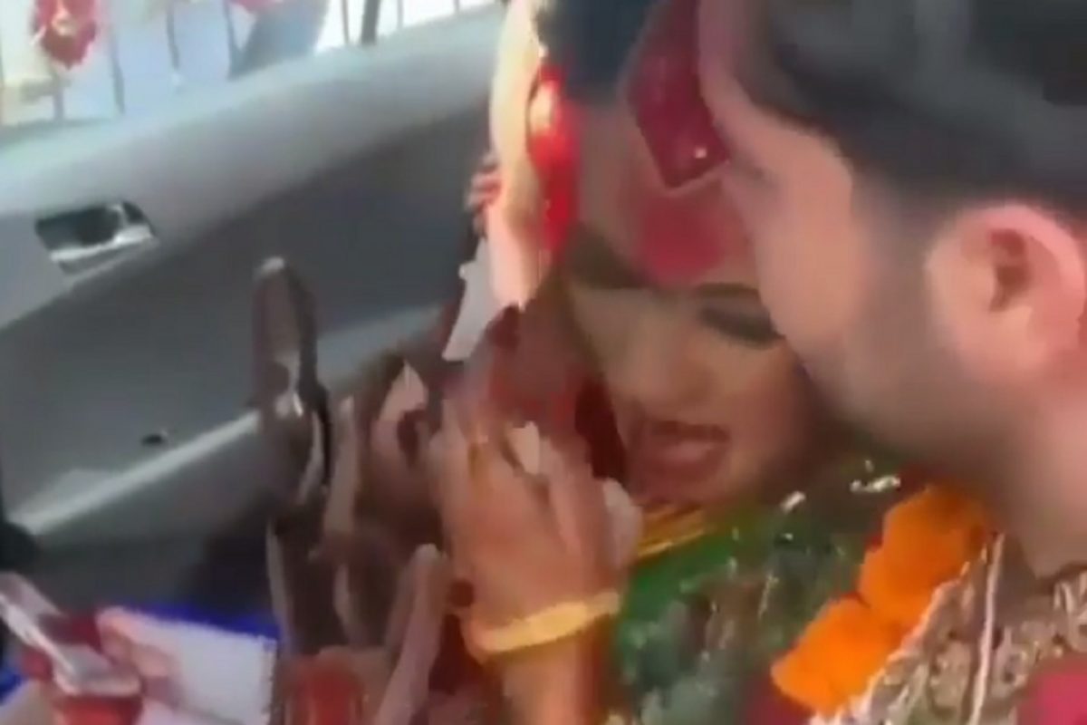 VIDEO - सासरी जाताना नवरीबाईने पसरलं भोकाड; गाडीत बसताच नवरदेवाने असं काही केलं की आवाजच बंद झाला