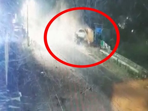 भरधाव कारवरील चालकाचे नियंत्रण सुटल्यानंतर 11 ते 12 वेळा पलटी झाली आणि त्यानंतर थांबली. या अपघातात कारचा चुराडा झाला आहे.