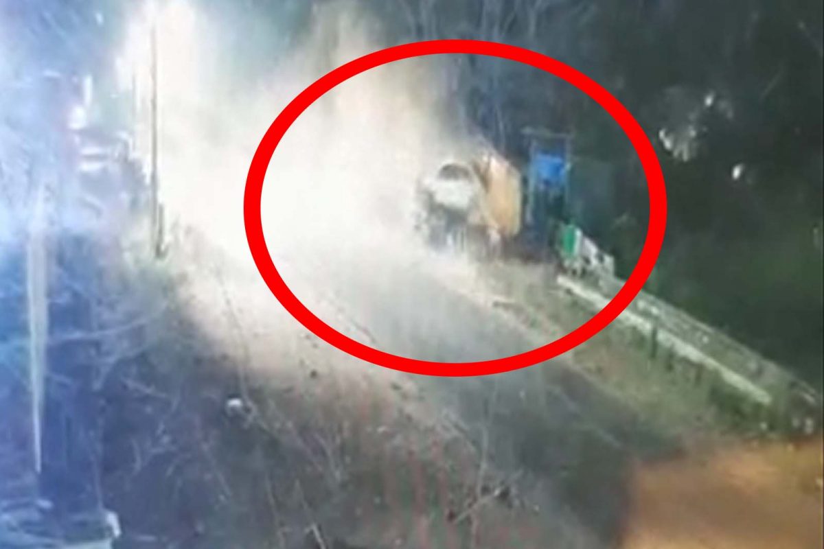 भरधाव कारवरील चालकाचे नियंत्रण सुटल्यानंतर 11 ते 12 वेळा पलटी झाली आणि त्यानंतर थांबली. या अपघातात कारचा चुराडा झाला आहे.