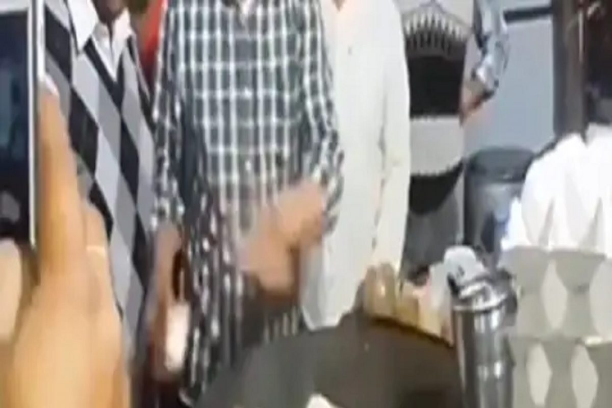 OMG! ऑमलेट बनवण्यासाठी फोडलं अंडं आणि...; त्यातून जे बाहेर पडलं ते पाहून सर्वजण शॉक