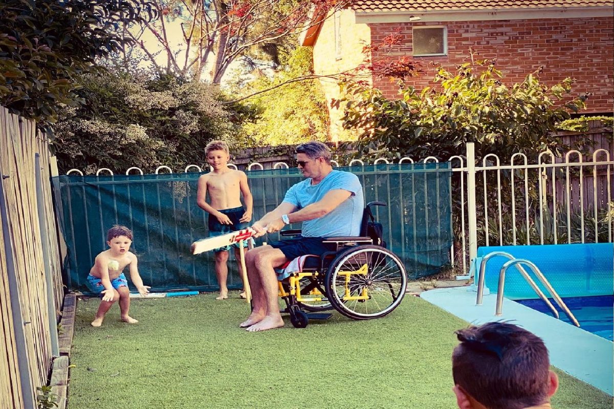 मृत्यूच्या दारातून परतला ऑल राऊंडर, व्हिलचेअरवरच हातात घेतली बॅट! Photos