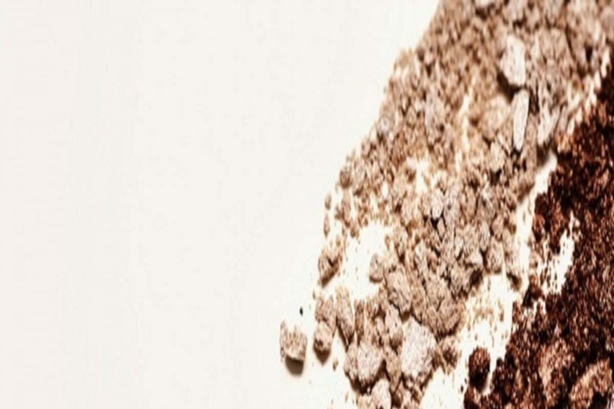 ऐकावं ते नवलंच! इथं जेवणात मीठ नव्हे, तर माती आणि वाळू घालतात; काय आहे नेमकं कारण?