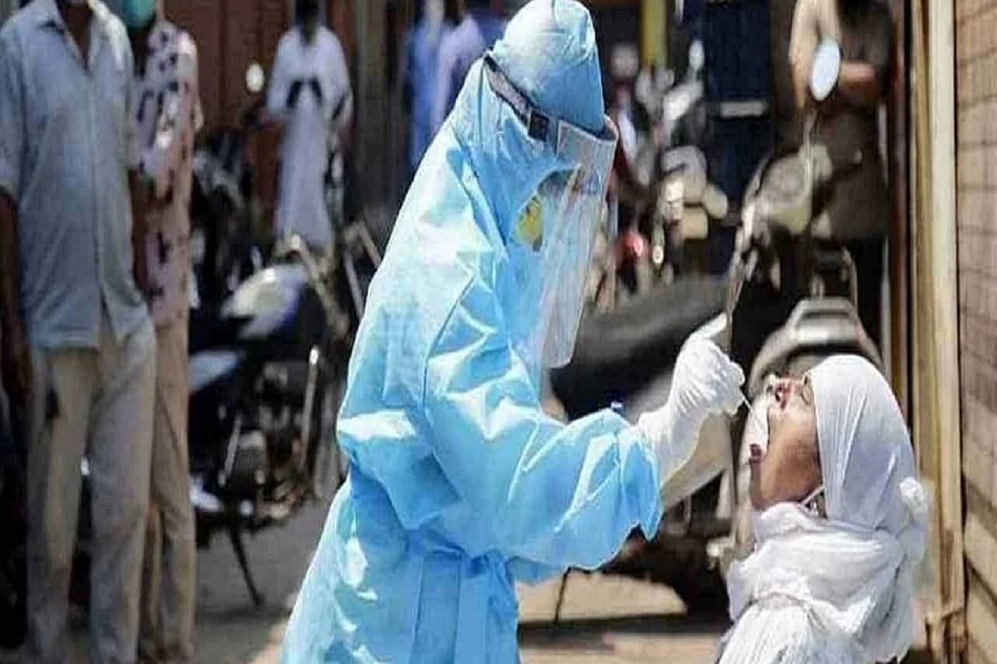 घरात कोरोना रुग्ण, इतर सदस्यांमध्येही लक्षणं; तरी रिपोर्ट निगेटिव्ह कसा येतो?