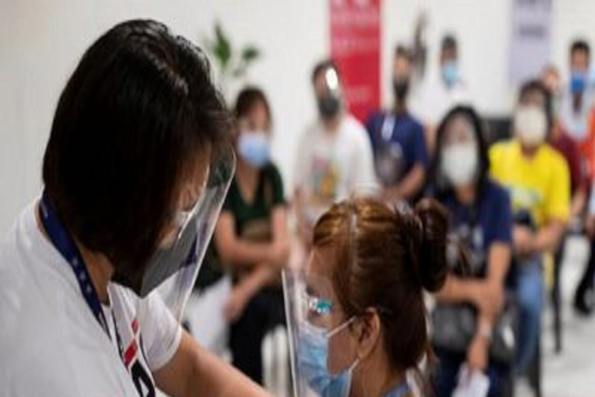 'Corona vaccine न घेतलेल्यांना बेड्या ठोका', Omicron च्या संकटात सरकारनं काढलं फर्मान