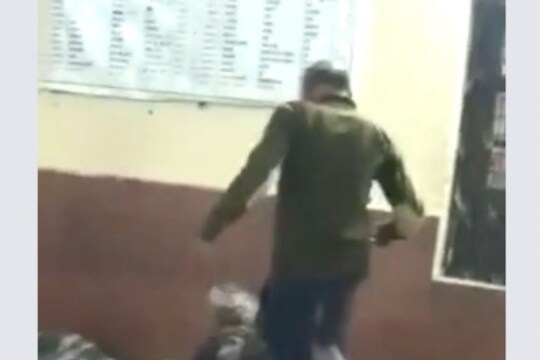 रेल्वे स्टेशनवर झोपलेल्या वृद्धांना पोलिसाकडून लाथाबुक्क्यांनी मारहाण; एकाचा मृत्यू