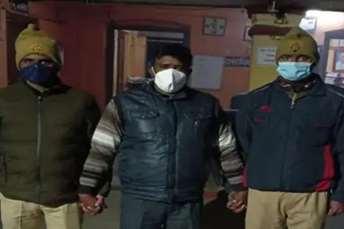 मरेपर्यंत गोळ्या झाडत राहिले; बलात्कार पीडितेच्या वडिलांना सोशल मीडियावरुन पाठिंबा