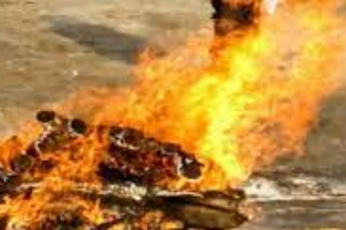 लेकीला न्याय मिळावा म्हणून बापाने चितेवरुन बाहेर काढला अर्धवट जळालेला मृतदेह; अखेर...
