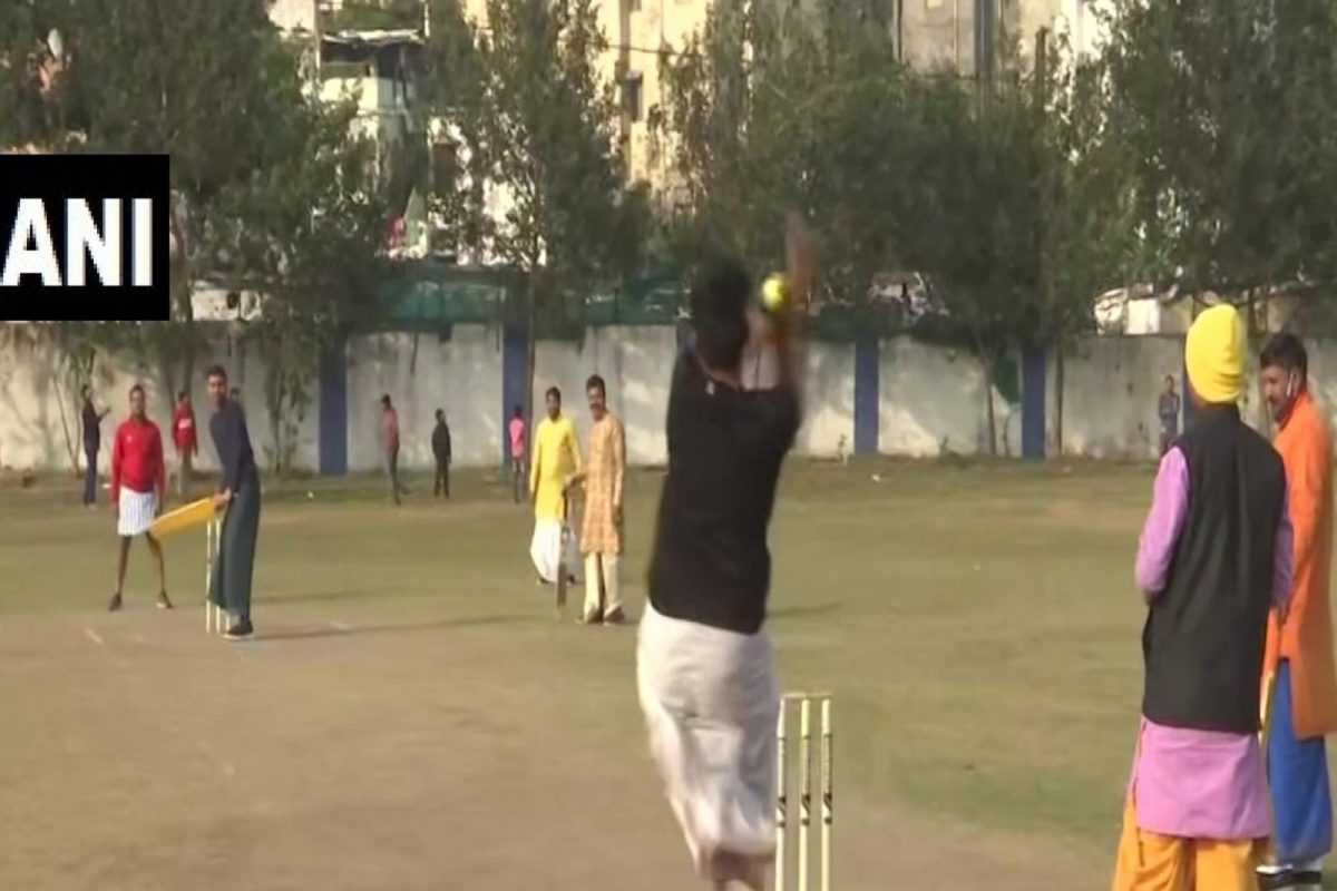 धोती-कुर्ता घालून मैदानात उतरले खेळाडू, संस्कृतमध्ये कॉमेंट्री अन् मंत्रोच्चाराने उडवला टॉस; कुठे झाली ही मॅच? वाचा...