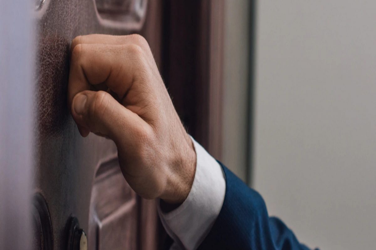 दरूदरून घाम फुटला, किंचाळत पळाला; कित्येक वर्षे बंद असलेल्या घरात जाताच तरुणाची हवा टाईट