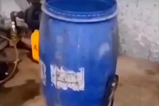 अंगमेहनत नाही, Washing machine चीही गरज नाही; कपडे धुण्याचा हा Desi Jugaad Video एकदा पाहाच