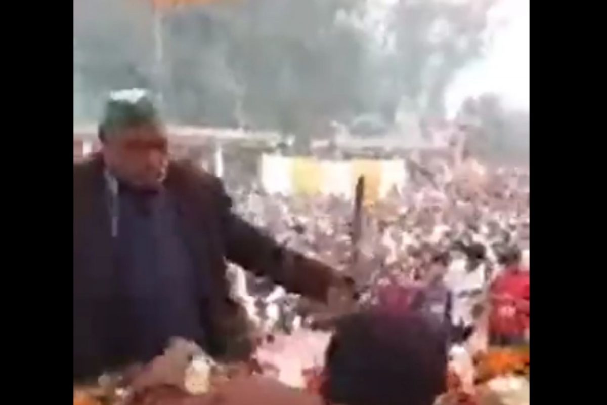 वृद्ध शेतकऱ्याने व्यासपीठावर जाऊन BJP आमदाराच्या लगावली कानशिलात; Video Viral