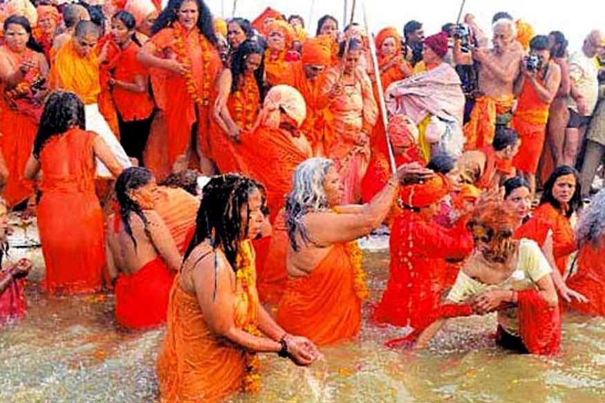 या महिलांना कुंभस्नानावेळी विवस्त्र स्नान करता येत नाही. आंघोळ करतानाही त्यांना हे वस्त्र अंगावर ठेवावे लागतात.
