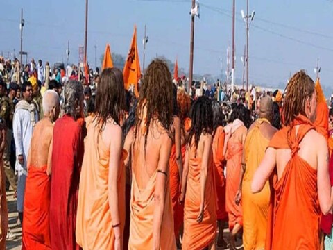महिलाही आजकाल नागा साधू होताना पाहायला मिळत आहेत. कुंभमध्ये त्या स्वतःहून आपली उपस्थिती नोंदवतात. वास्तविक, महिलांचे नागा साधू होणे ही कठीण प्रक्रिया आहे. सध्या अनेक आखाड्यांमध्ये महिलांनाही नागा साधूंची दीक्षा दिली जाते. यामध्ये परदेशी महिलांचीही संख्या मोठी आहे. स्त्री नागा साधू आणि पुरुष नागा साधू यांचे नियम आणि कायदे समान असले तरी त्यांच्यात फरक आहे.
