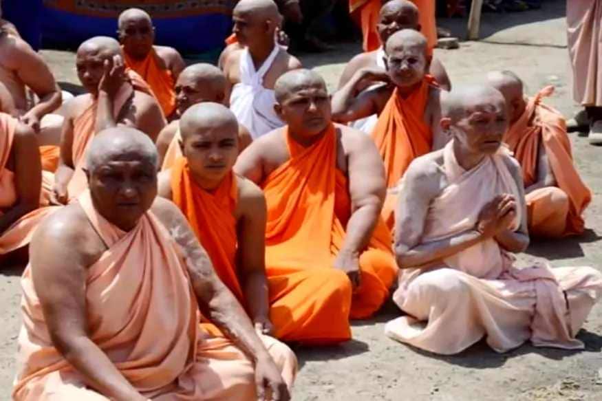 नागा साधू होताना स्त्रीला सिद्ध करावे लागते की ती पूर्णपणे देवाला समर्पित आहे. आता तिला सांसारिक सुखांची आसक्ती नाही.