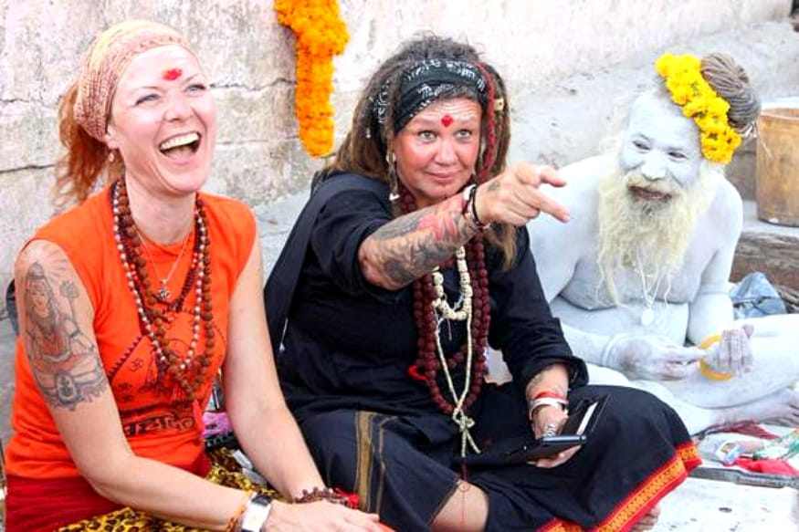 महिलांना संन्यास दीक्षा देण्याची प्रक्रिया आखाड्यांचे सर्वोच्च अधिकारी आचार्य महामंडलेश्वर यांच्याकडून पूर्ण केली जाते.