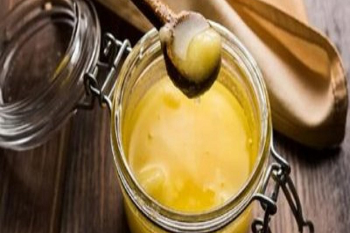 तुपाचे फायदेही जाणून घ्या -
तुपातील व्हिटॅमिन ई शरीरात अँटिऑक्सिडंट म्हणून काम करते. कर्करोग, संधिवात आणि मोतीबिंदू यांसारख्या आजारांचा धोका कमी करण्यास मदत करते. तुपामुळे हृदयविकाराचा धोकाही कमी होतो. तुपात वृद्धत्व विरोधी गुणधर्म असतात आणि ते डोळ्यांच्या आरोग्यासाठी चांगले असते. तूप खाल्ल्याने मन तीक्ष्ण होते आणि स्मरणशक्ती सुधारते.
(सूचना : येथे दिलेली माहिती सामान्य वैद्यकीय माहितीवर आधारित आहे. न्यूज 18 लोकमत त्याची हमी देत नाही.)