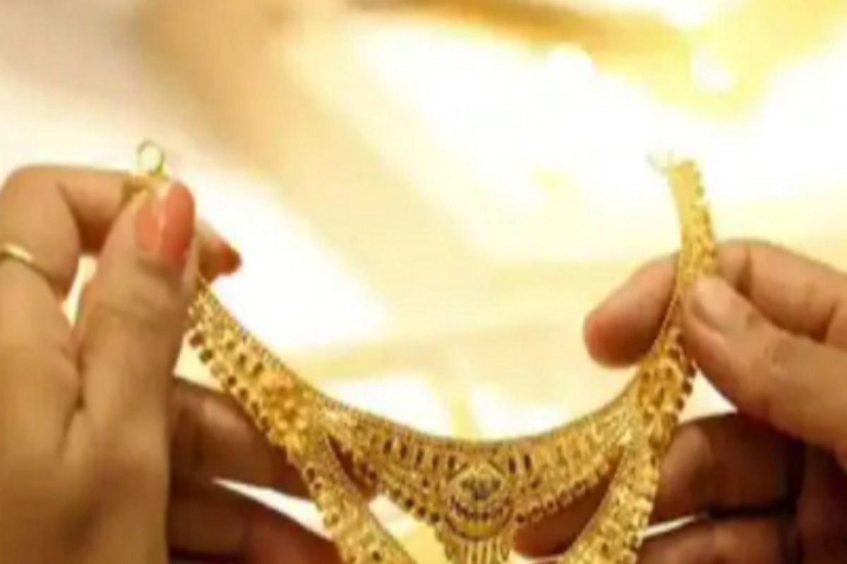 Gold silver Price: सोनं महागलं तर चांदीतही झळाळी, काय आहे प्रति तोळा सोन्याचा लेटेस्ट रेट