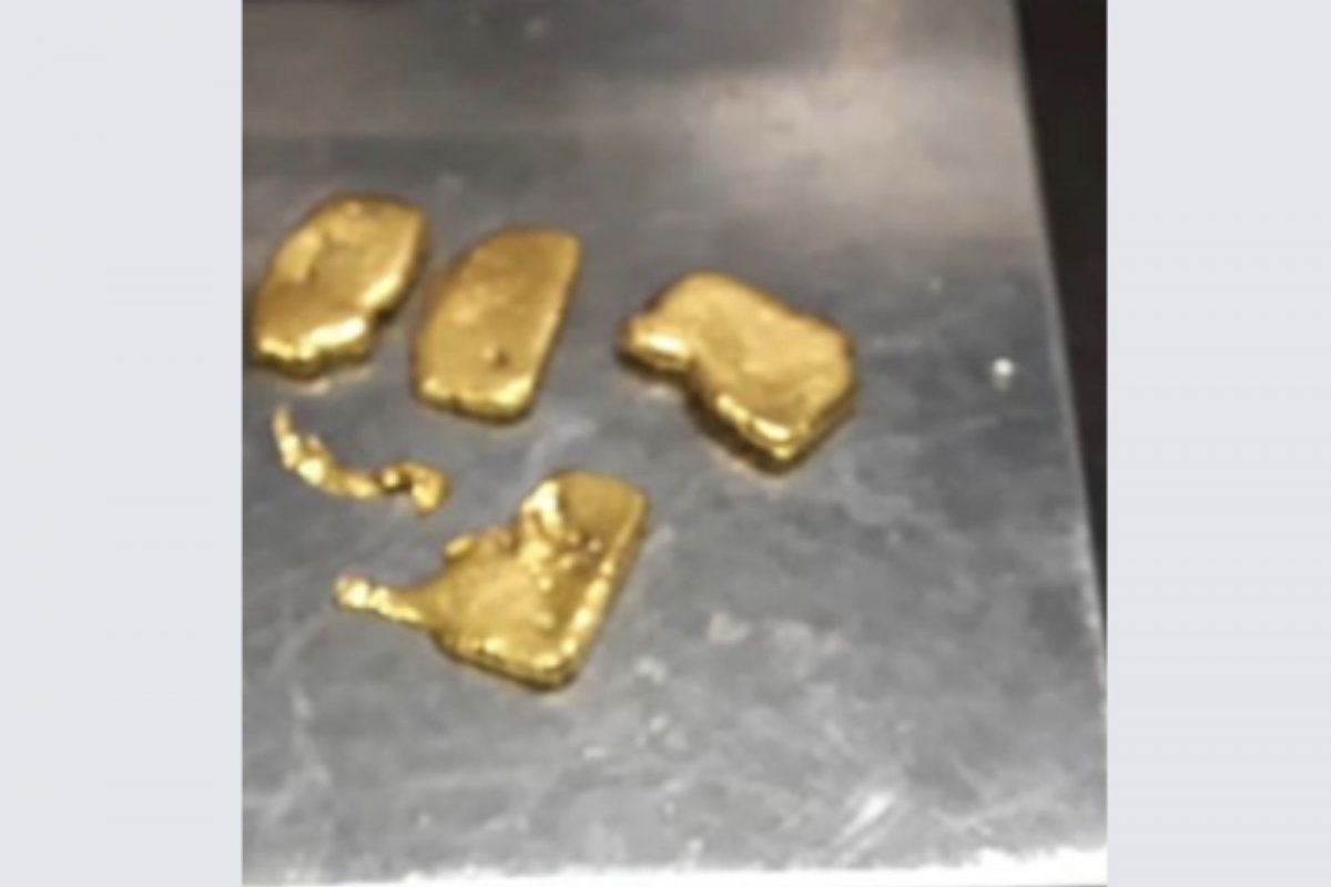 प्रायव्हेट पार्टमध्ये लपवलं अर्धा किलो सोनं; एअरपोर्टवर 1 तास बसवून ठेवल्यानंतर वाढला त्रास अन्..