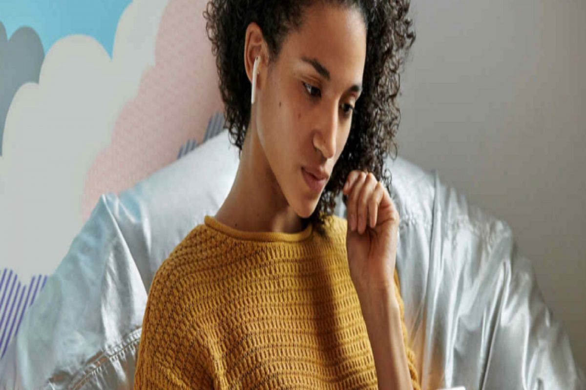 खांबाला धडकून रक्ताच्या थारोळ्यात पडली महिला, कानातील Smart Device ने वाचवला जीव; काही मिनिटांत पोहोचली Ambulance