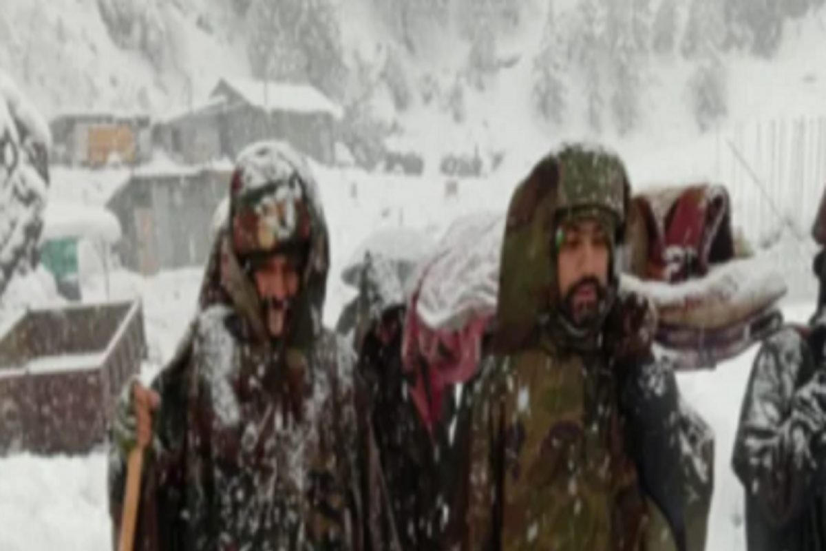 हाडं गोठवणाऱ्या थंडीत सैनिकांची अभिमानास्पद कामगिरी; गर्भवती महिलेच्या मदतीसाठी 6.5 किमीची पायपीट