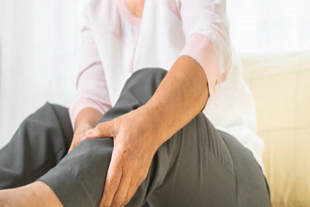 Covid-19 New symptoms: ताप, सर्दी-खोकल्याखेरीज कोरोना रुग्णांमध्ये दिसत आहेत ही नवी लक्षणं; दुर्लक्ष नको काळजी घ्या