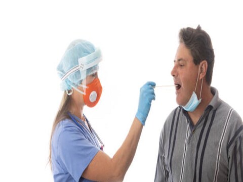 ओमिक्रॉनग्रस्तांना फ्लूसारखी लक्षणं (corona symptoms) दिसत असल्याचा दावा अनेक एक्सपर्ट करत आहेत. हे कोविड इन्फेक्शन सौम्य असलं तरी याला साधा ताप म्हणण्याची चूक करू नका. कोविड-19 आणि फ्लूमध्ये फरक कसा ओळखावा?