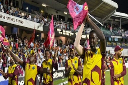 WI vs ENG : भारतामध्ये येण्यापूर्वी वेस्ट इंडिजच्या ऑल राऊंडरचा धमाका, 4 बॉलमध्ये घेतल्या 4 विकेट्स