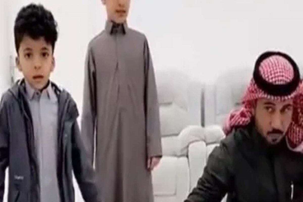 पाहुण्यांपैकी एकानं त्यांचं कौतुक केलं. 'अरे वा! ही छोटी मुलं आपल्या वडिलांना मदत करत आहेत,' असं म्हटल्यानंतर त्यातला छोटा मुलगा,