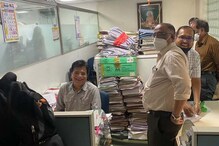 किरीट सोमय्या मंत्रालयात पोहोचले, अधिकाऱ्याच्या खुर्चीवर बसून कुणाची फाईल तपासली किरीट सोमय्या मंत्रालयात पोहोचले, अधिकाऱ्याच्या खुर्चीवर बसून कुणाची फाईल तपासली