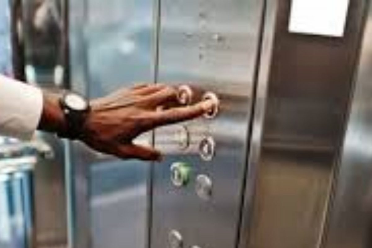 बापरे! 4 दिवसांपर्यंत सरकारी रुग्णालयाच्या लिफ्टमध्ये अडकली महिला, शेवटी अशी झाली अवस्था
