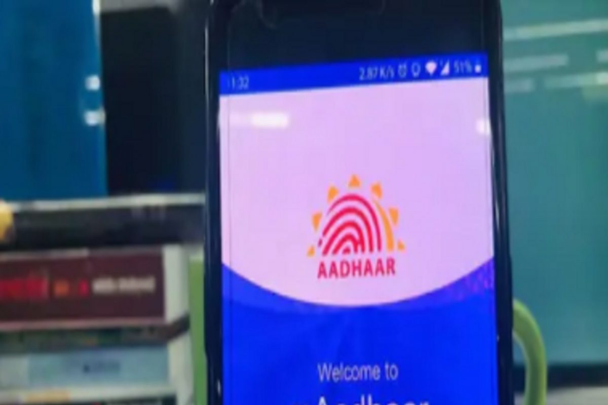 तुमच्या कामाची बातमी! मोबाइल फोनवर अॅक्टिवेट करा mAadhaar, असे होतील फायदे