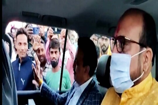 BREAKING : गुलाबराव पाटील आणि गिरीश महाजन यांचा एकाच गाडीतून प्रवास, VIDEO मुळे चर्चांना उधाण
