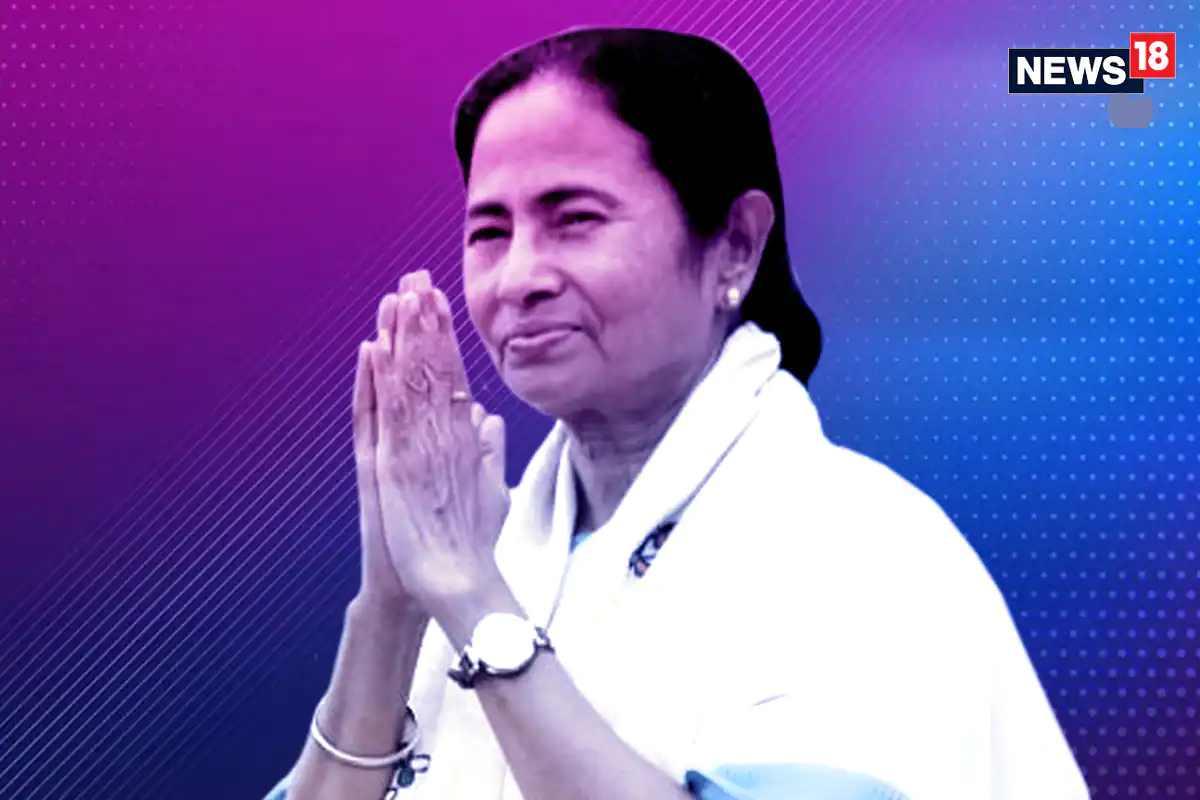 साधी राहणीमान असले तरी ममता बॅनर्जी (Mamata Banerjee) आपल्या आरोग्याबाबत (Health) खूप जागरूक आहेत. त्या दररोज ट्रेडमिलवर 5-6 किमी चालतात. विधानसभेच्या अधिवेशनानंतर त्या अनेकदा आपल्या सहकारी आणि पत्रकारांसोबत विधानसभेत फिरताना दिसतात. अनेक प्रसंगी त्या 10 किलोमीटरपर्यंत पायी जातानाही पाहायला मिळतात. तेलकट आणि मसालेदार पदार्थांपासून त्या दूर राहातात. त्यांना विशेषकरुन उकडलेला भात आणि चहा आवडतो. याशिवाय चॉकलेट आणि आलूर चॉप्सही आवडतात. प्रवासादरम्यान त्यांना पाण्याची कमतरता भासू नये याची विशेष काळजी घेतात. (फाइल फोटो)