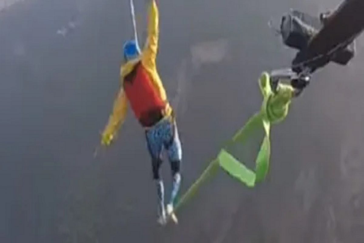 हजारो फूट उंच दोरीवरून चालताना खाली कोसळला तरुण आणि...; भयंकर दुर्घटनेचा LIVE VIDEO