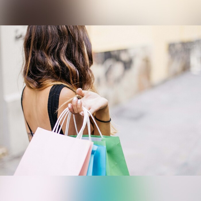 रिवॉर्ड पॉइट्सचा करा वापर (Credit Card Reward Point)- क्रेडिट कार्ड वापरुन शॉपिंग किंवा अन्य पेमेंट्स (Credit Card Bill Payment) करताना काही रिवॉर्ड पॉइंट्स मिळतात. हे रिवॉर्ड पॉइंट्स वापरुन तुम्ही पुढील शॉपिंगवर सूट मिळवू शकता. क्रेडिट कार्ड वापरताना वेळोवेळी कूपन्स देखील दिले जातात. रिवॉर्ड पॉइंट्स आणि कूपन्सचा वापर करून तुम्ही खर्चात बचत करू शकता.