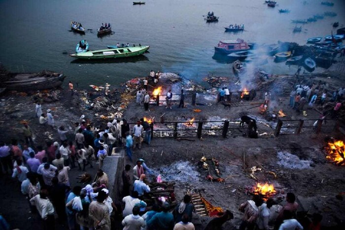 हिंदू धर्मात, दगड किंवा सिमेंटच्या जागेव्यतिरिक्त, मृतदेह जाळण्यासाठी माती देखील वापरली जाते. हा काशीचा मणिकर्णिका घाट आहे, जिथे मृतदेह जाळल्यानंतर त्याची राख गंगेत टाकली जाते. असे केल्याने मृत व्यक्तीच्या आत्म्याला मोक्ष प्राप्त होतो असे मानले जाते. मात्र, हिंदू धर्मात मुले आणि संतांना पवित्र आत्मा म्हणून दफन करण्याची परंपरा आहे.