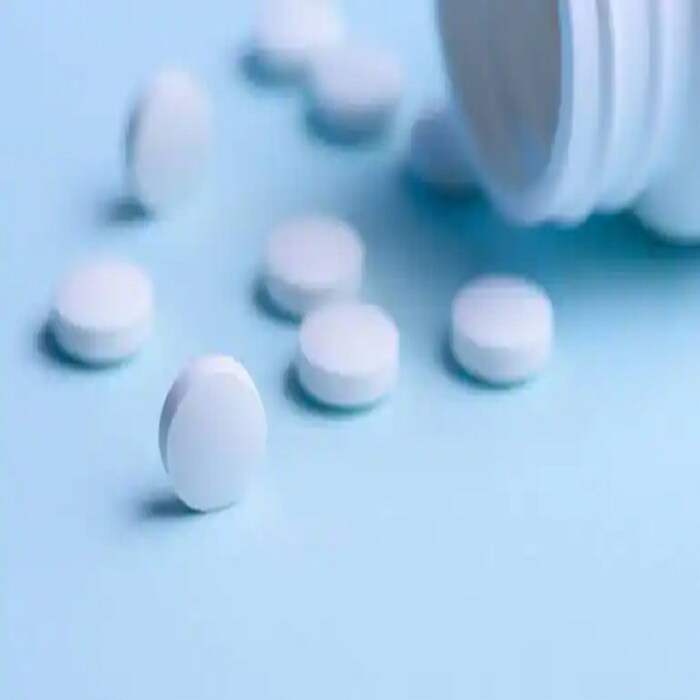 ताप आणि वेदना यामध्ये पॅरासिटामॉलचा डोस कसा घ्यावा याबाबत Drugs.com ने सविस्तर माहिती दिली आहे.