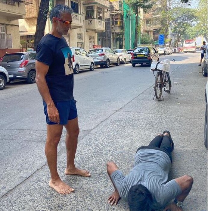 मिलिंद सोमण यांनी पोस्ट लिहीत सांगितलं आहे, 'आळशी लढा, सेल्फी युगा साठी. मिलिंद यांनी म्हटलं आहे. माझा अनेक वर्षांपासून नियम आहे जो मुलगी पुशअप्स करत नाही मी त्याच्यासोबत सेल्फी घेत नाही. 