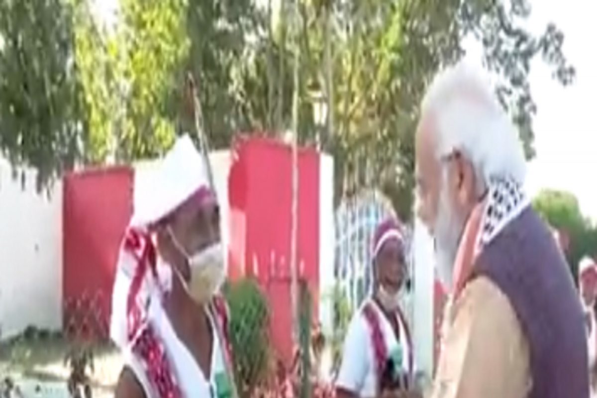 ढोल पाहताच PM Narendra Modi सुद्धा स्वतःला रोखू शकले नाही; दाखवलं आपलं जबरदस्त टॅलेंट; पाहा VIDEO