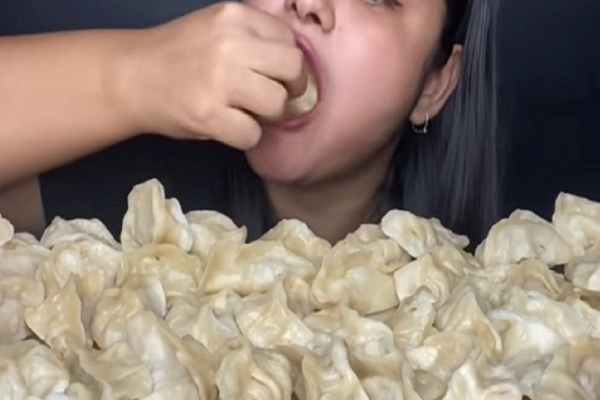 चॅलेंज जिंकण्याच्या नादात माधुरीने बकाबका खाल्ले मोमोज; काय अवस्था झाली पाहा VIDEO