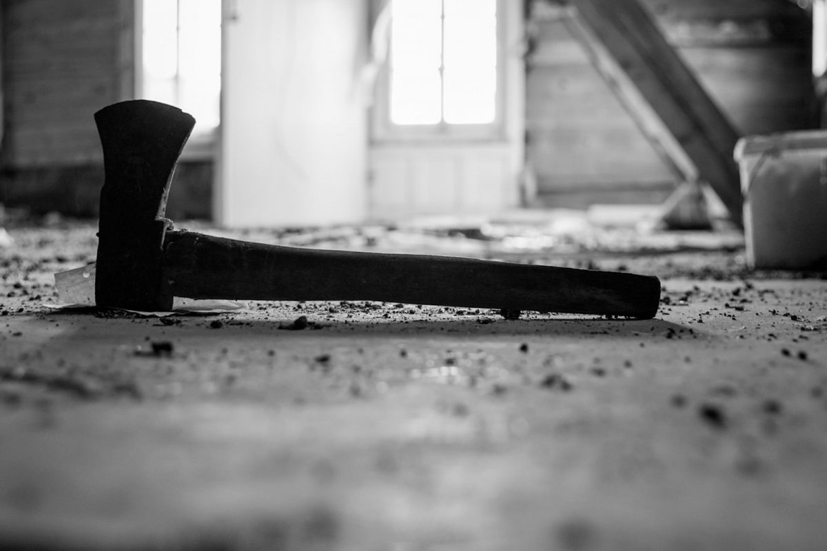 पतीच्या परवानगीशिवाय घेतला स्मार्टफोन, पत्नीच्या हत्येची दिली सुपारी, धक्कादायक प्रकार